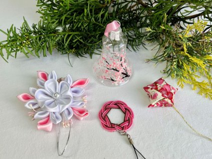 sada vánočních ozdob se zvonečkem se sakurou