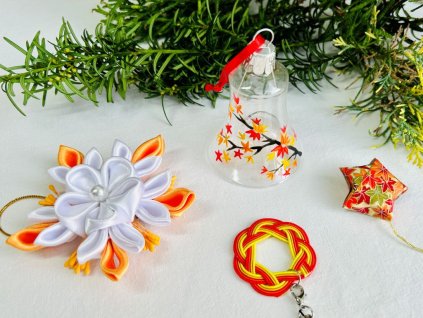 sada vánočních ozdob se zvonečkem s javorem