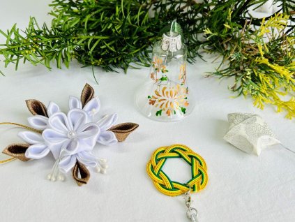 sada vánočních ozdob se zvonečkem s chryzantémou