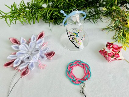 sada vánočních ozdob se zvonečkem s ptáčkem na sakuře