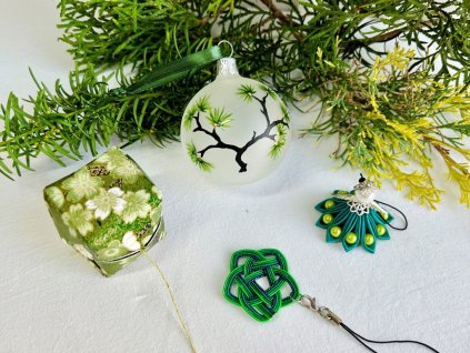 sada vánočních ozdob s kouličkou s borovicí