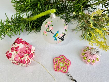 sada vánočních ozdob s kouličkou s ptáčkem na sakuře
