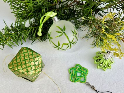 sada vánočních ozdob s kouličkou s bambusem