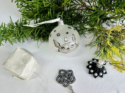 sada vánočních ozdob s kouličkou s Totorem