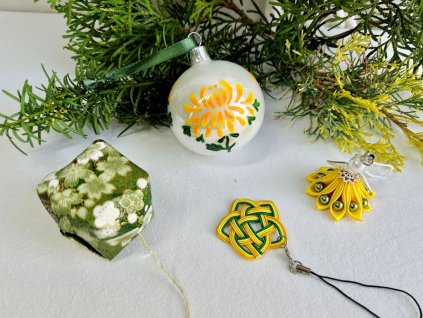 sada vánočních ozdob s kouličkou s chrytantémou