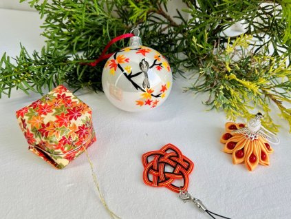 sada vánočních ozdob s kouličkou s podzimním javorem
