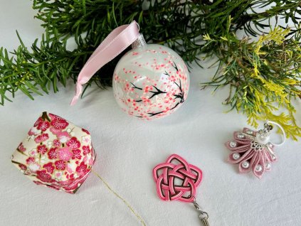 sada vánočních ozdob s kouličkou se sakurou