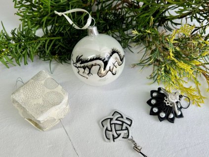 sada vánočních ozdob s kouličkou s drakem