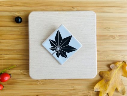 keramická brož s origami javorem