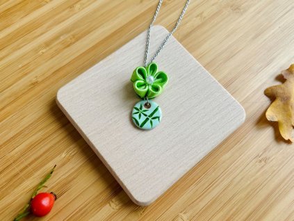 malý keramický přívěsek s kanzashi květinou s bambusem