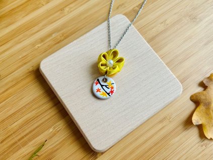 malý keramický přívěsek s kanzashi květinou s javory