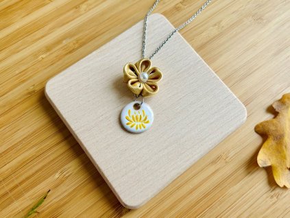 malý keramický přívěsek s kanzashi květinou s chrazantémou