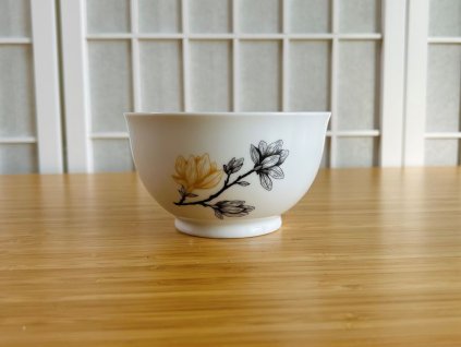 kulatá porcelánová miska s kvetoucí zlatou magnolií