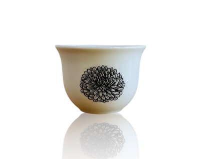 porcelánový pohárek na saké a čaj s chryzantémou