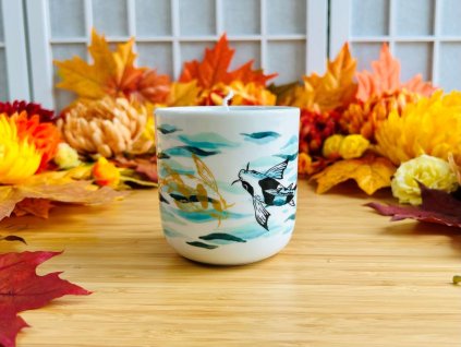 svíčka v porcelánovém pohárku s koi kapříky
