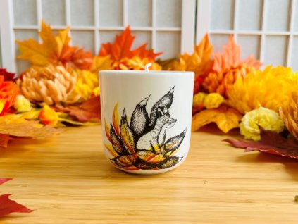 svíčka v porcelánovém pohárku s Kyuubi no Kitsune