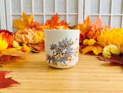 svíčka v porcelánovém pohárku podzimní Japonsko