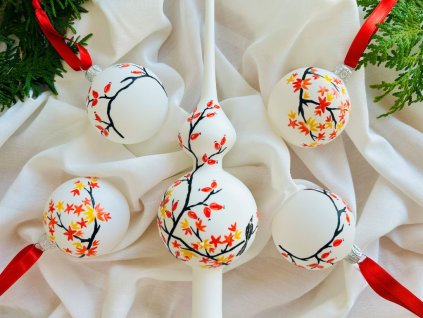 sada vánočních ozdob s javorem a šípky