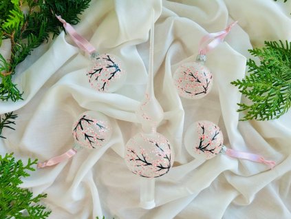 sada vánočních ozdob se sakurou