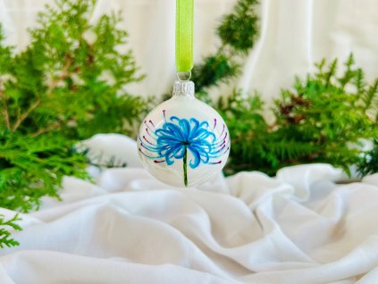 Vánoční koulička s modrou pavoučí lilií