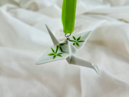 porcelánový origami jeřáb s bambusem
