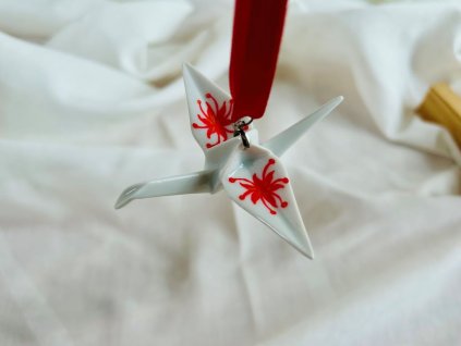 porcelánový origami jeřáb s pavoučí lilií