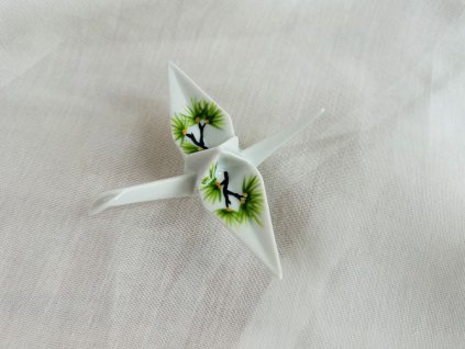 porcelánový origami jeřáb s borovicí