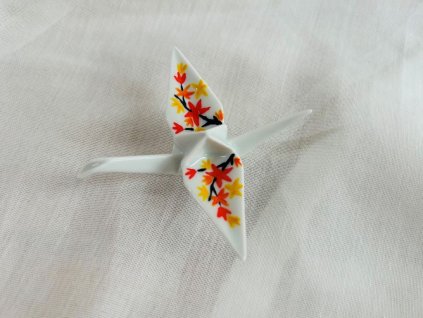 porcelánový origami jeřáb s javory