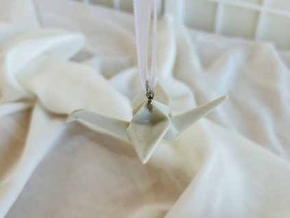 bílý porcelánový origami jeřáb k zavěšení