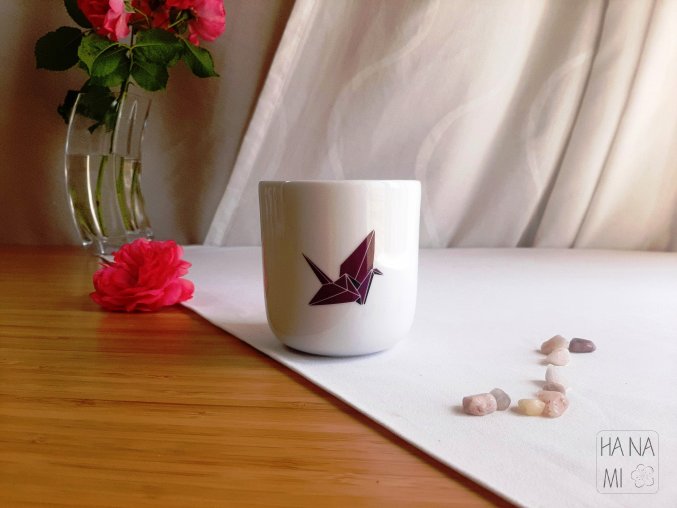 bílý porcelánový pohárek s origami grafikou