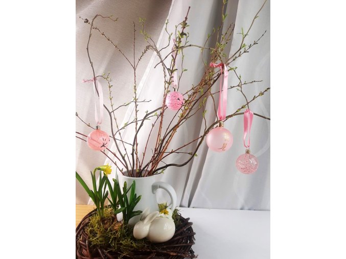 Sada růžových ručně malovaných skleněných dekorací s rozkvetlou sakurou