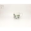 porcelánový hrnek s ručně malovanou borovicí