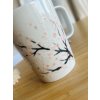 Porcelánový hrnek s ruční malbou inspirovanou rozkvetlou sakurouECA8B169 182D 430C B5EE 997EFD4AB3BF