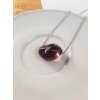 fialový skleněný přívěsek na krk s ručně malovanou magnolií
