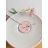 Růžový ručně malovaný keramický přívěsek se sakurou