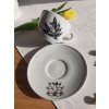 bílý porcelánový hrnek s podšálkem s perokresbou liščího démona