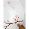 bílý porcelánový talíř s magnolií