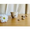 pohárek na saké s ruční malbou inspirovanou japonským svátkem kvetoucích sakur "hanami".