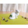 porcelánová kočička s motivem borovice