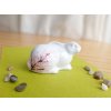 porcelánový zajíček s rozkvetlou sakurou