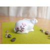 porcelánový zajíček s fialovou magnolií