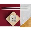 porcelánový odkladač na hůlky se sakurou + bílé jídelní hůlky