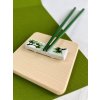 porcelánový odkladač na hůlky s borovicí+ zelené jídelní hůlky