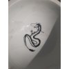 bílá porcelánová miska s perokresbou draka