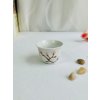 Porcelánový pohárek na saké s magnolií