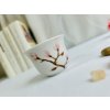 Porcelánový pohárek na saké s magnolií