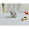 Porcelánový pohárek na saké s magnolií
