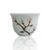 Porcelánový pohárek na saké s magnolií