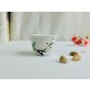 Porcelánový pohárek na saké s ptáčkem na sakuře