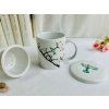 Porcelánový hrnek se sítkem a pokličkou s ptáčkem na sakuře